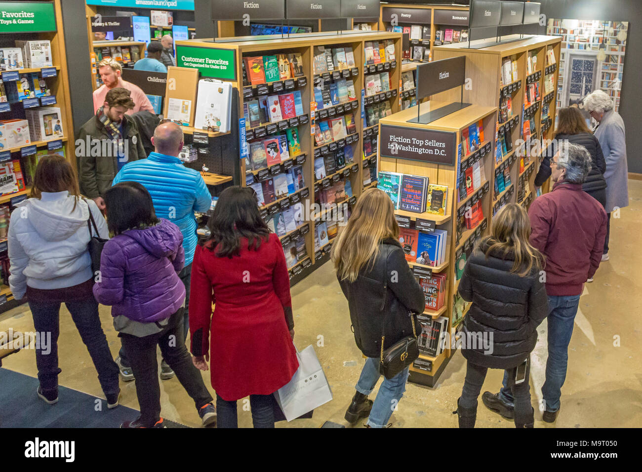 Washington, DC - La librería de Amazon en el barrio de Georgetown de  Washington. La tienda abrió sus puertas en lo que solía ser una librería  Barnes & Noble. Se displa Fotografía