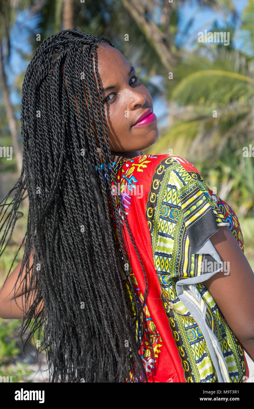 Modelo de vestimenta africana Fotografía de stock - Alamy