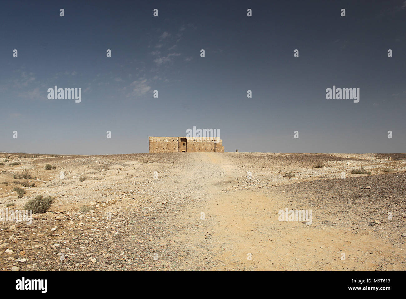 Qasr Kharana es uno de los castillos del desierto al este de Ammán. Que data de principios del período omeya, es un ejemplo clave de la arquitectura islámica temprana. Foto de stock