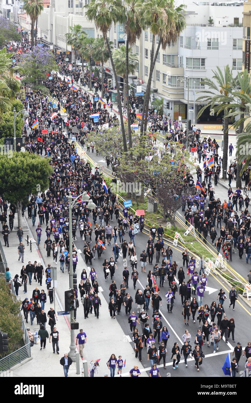 LOS ANGELES - Abril 24: la comunidad armenia de marzo. Miles de personas marcharon en Los Angeles para conmemorar el aniversario del genocidio armenio de 1915. Foto de stock