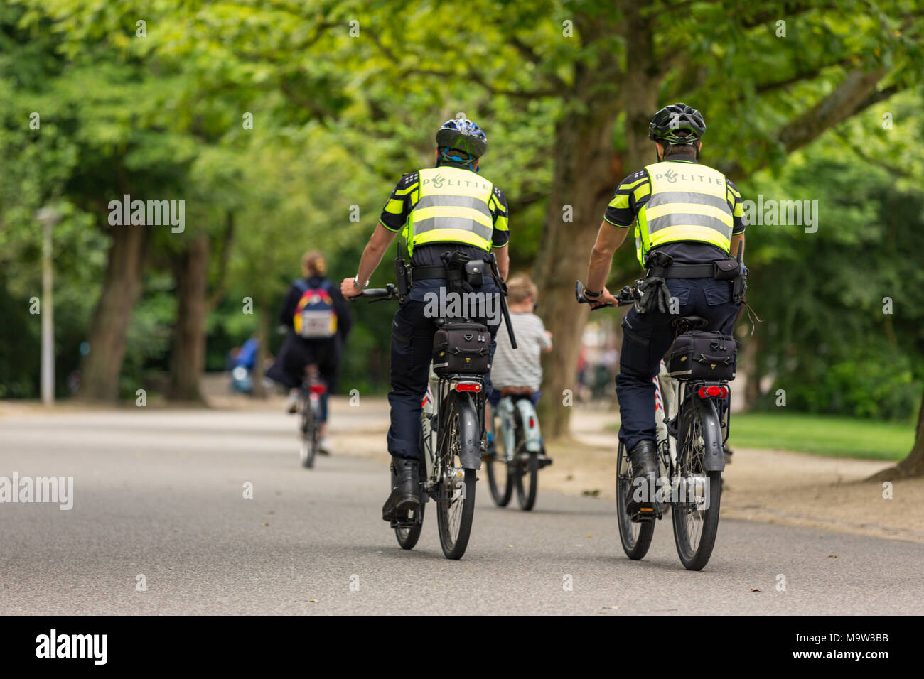 La policía de bikepatrol en Amsterdam Vondelpark en los Países Bajos. Foto de stock