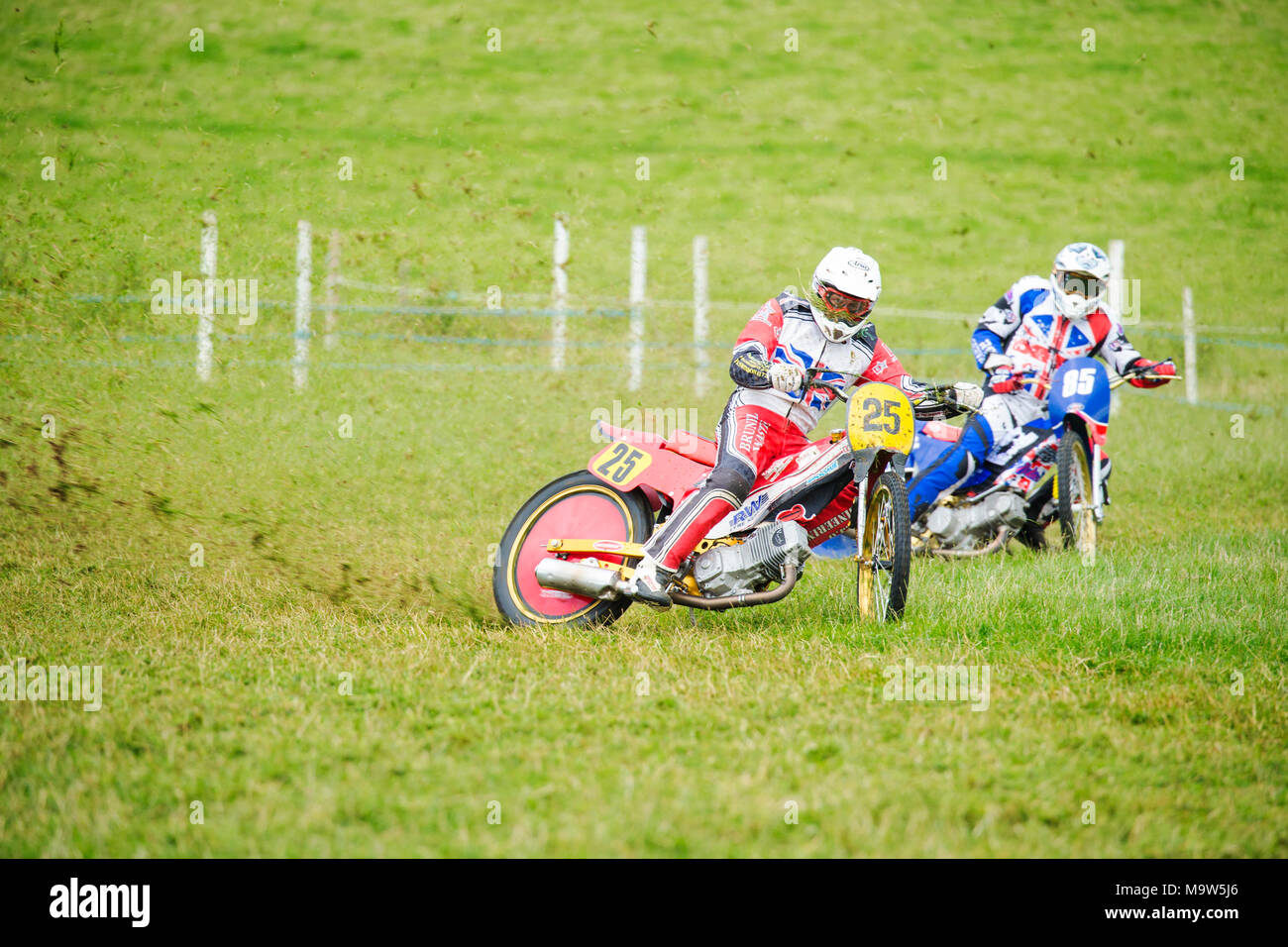 Acción de carreras de motos de pista de hierba Foto de stock