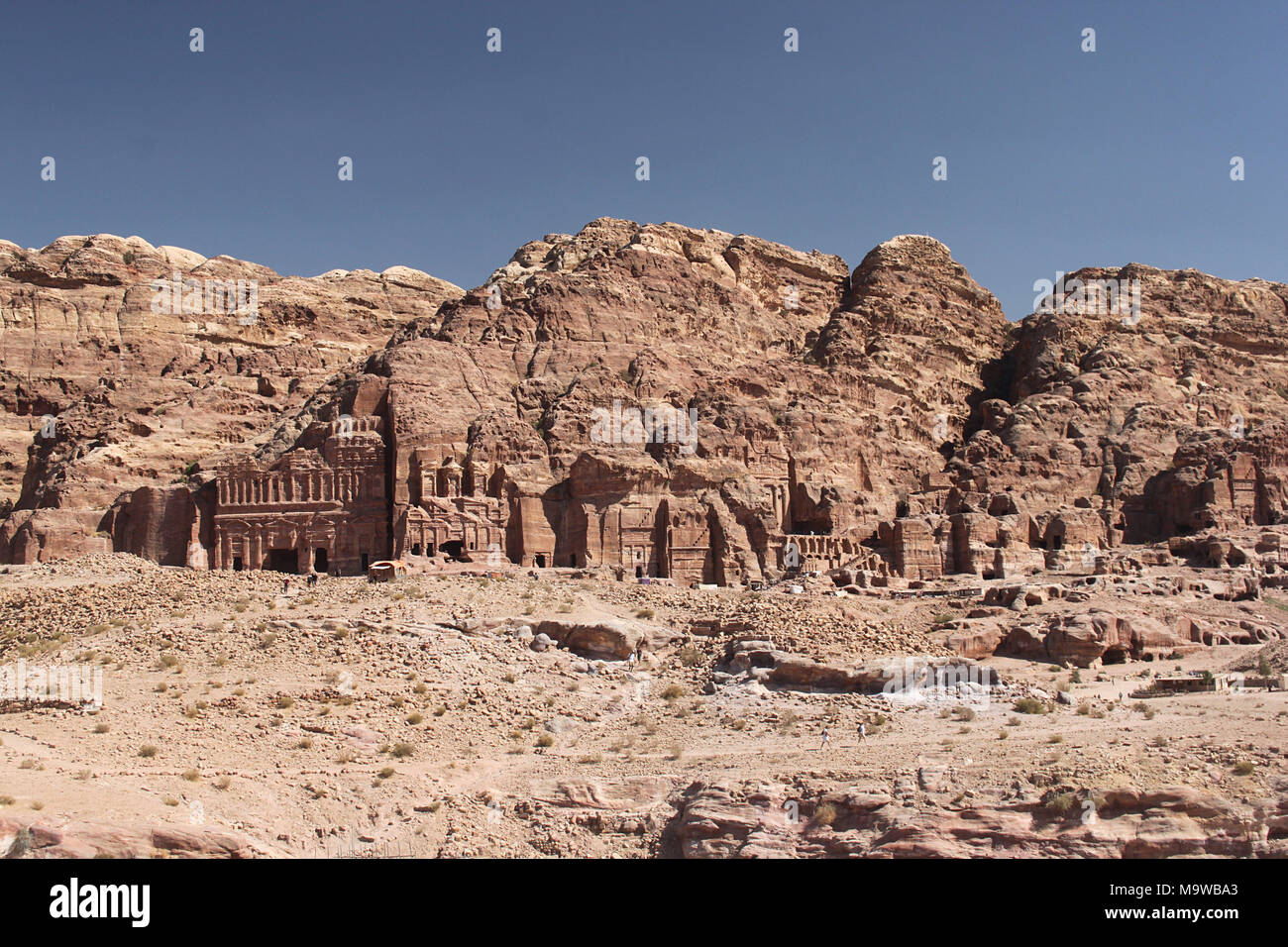 El East Cliff en Petra mostrando las Tumbas reales con las montañas detrás Foto de stock