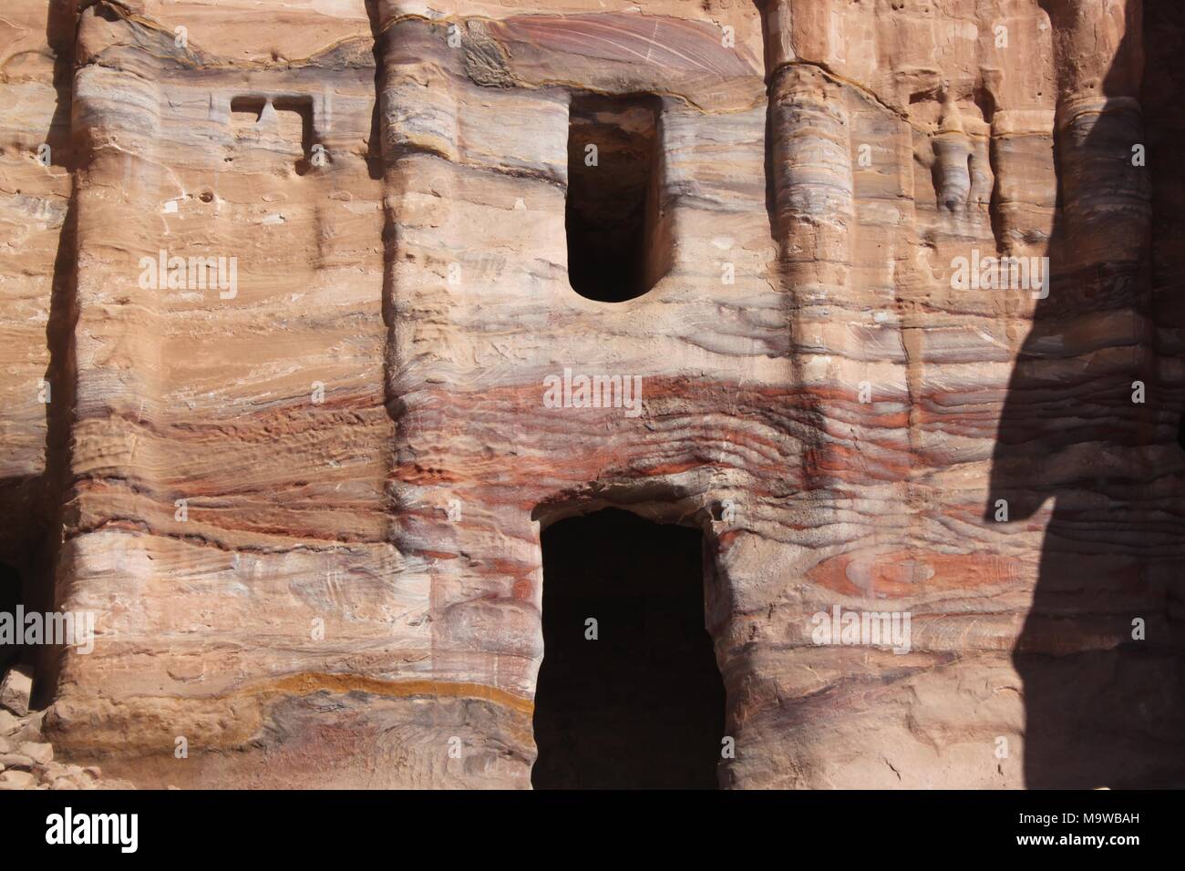 El Deir (Ad Deir) del Monasterio de Petra. La estructura monumental está excavada en la roca de la montaña y mide alrededor de 45 metros de alto. Foto de stock