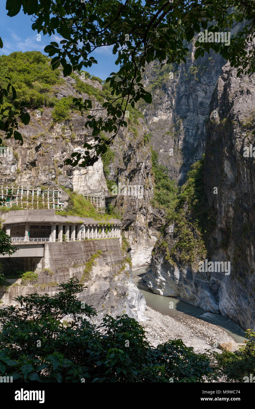 Zhongbu Jinheng túnel, la autopista que cruza la isla, rodeada de grandes montañas, visto desde Jinheng Park, el Parque Nacional de Taroko, Hualien, Taiwan Foto de stock
