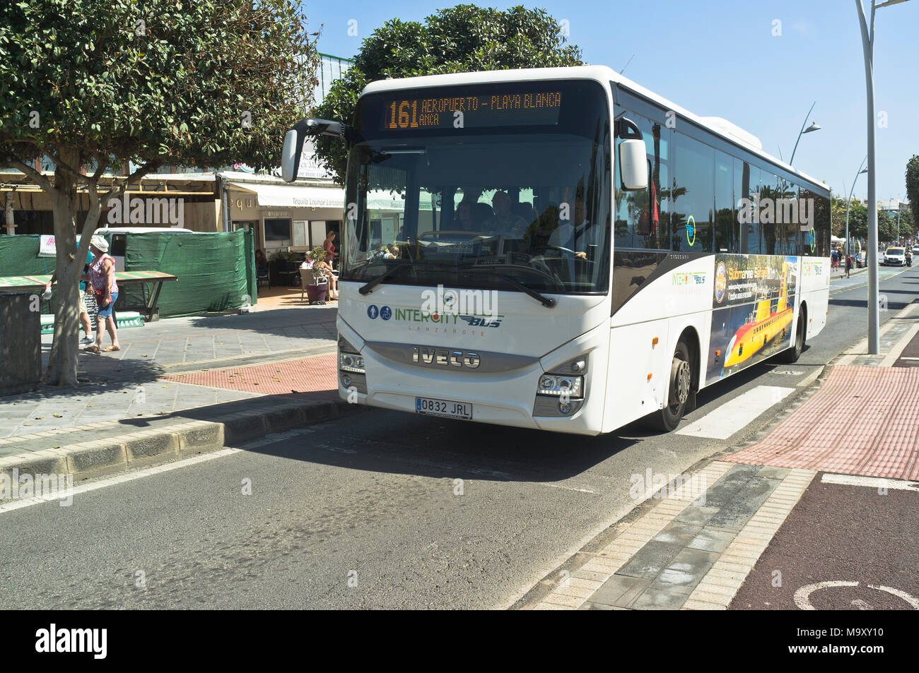 Dh PUERTO DEL CARMEN Lanzarote Arrecife bus del aeropuerto a Playa Blanca  los autobuses viajan Fotografía de stock - Alamy