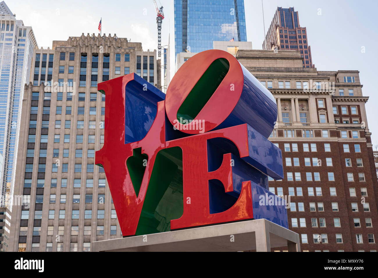 PHILADELPHIA, PA - 10 de marzo de 2018: Recién restaurada escultura en amor Amor Park en Philadelphia, Pennsylvania Foto de stock