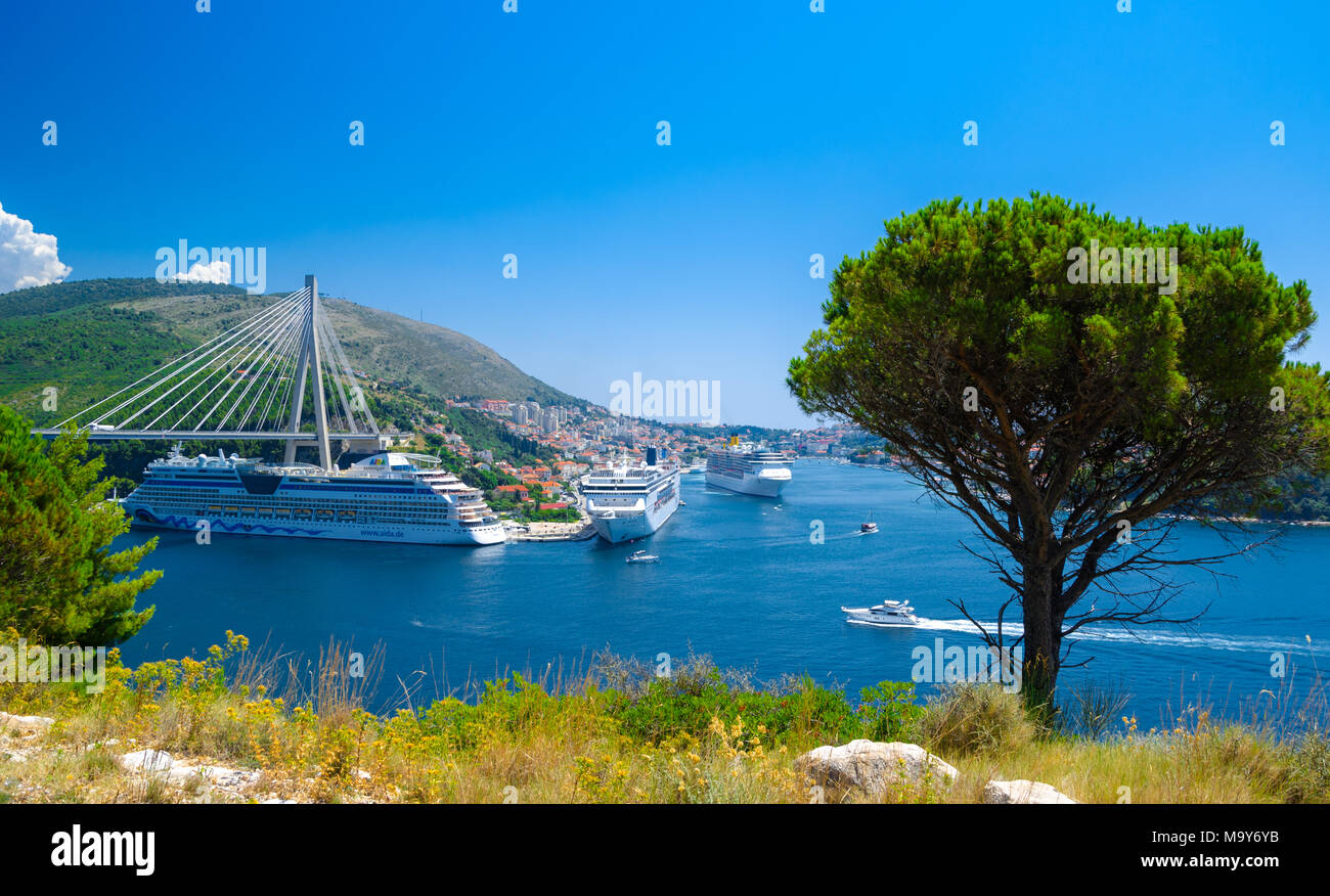 Cruceros de lujo en el puerto de Dubrovnik, Croacia Foto de stock