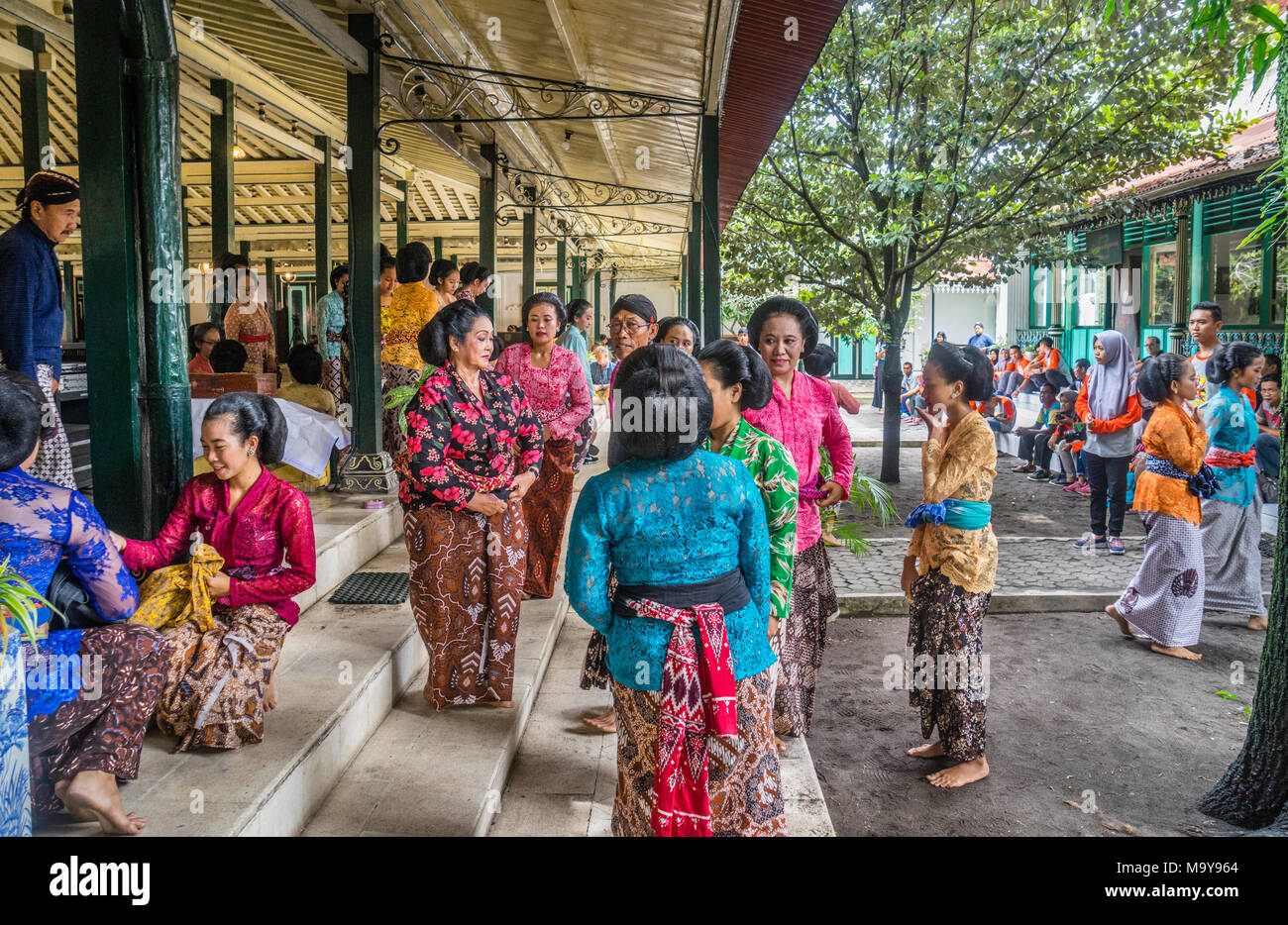 Palacio femenino bailarines se reúnen a charlar después de una actuación en el Kraton Ngayogyakarta Hadiningrat, el palacio del Sultanato de Yogyakarta, Central J Foto de stock