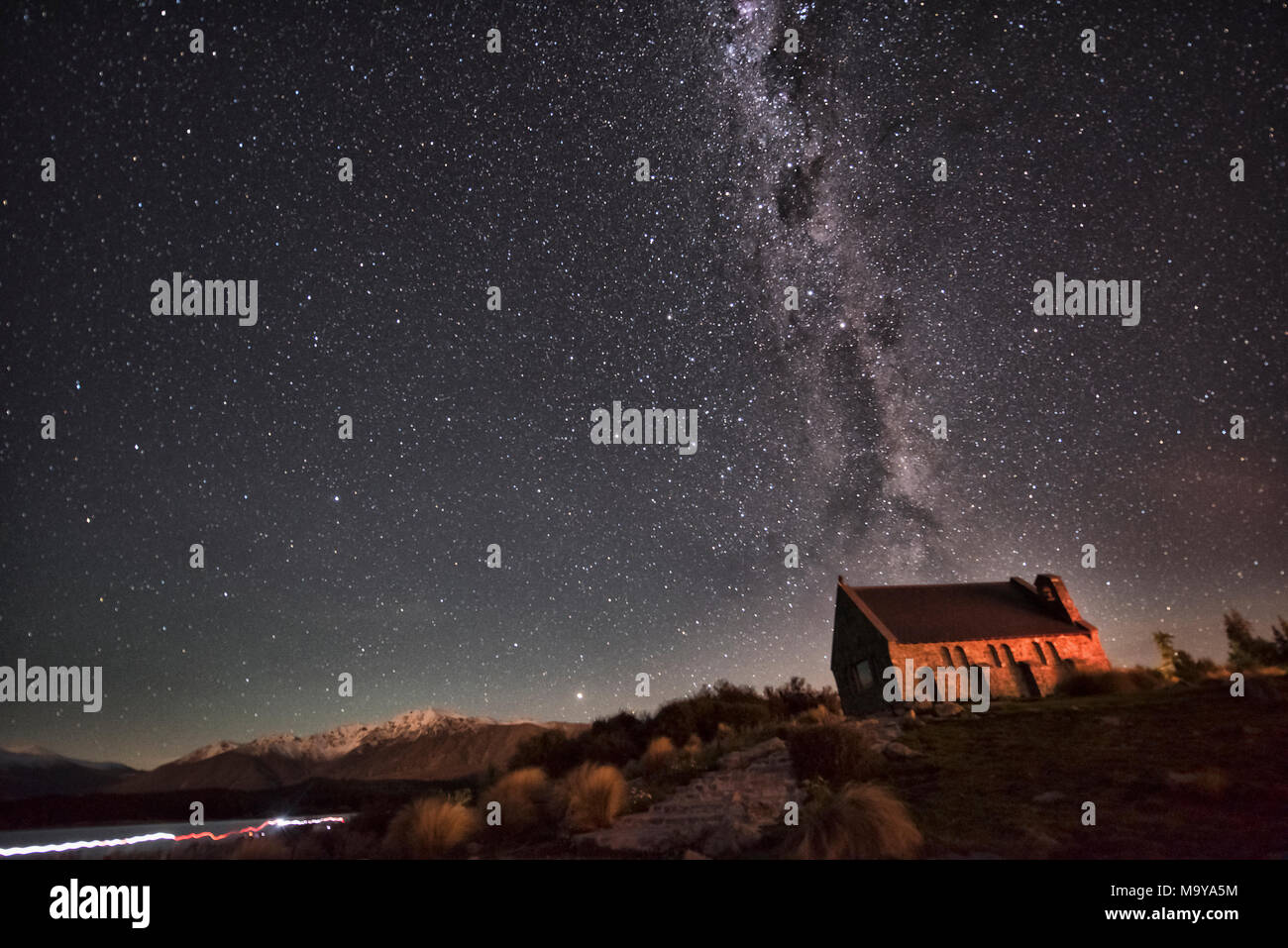 La Vía Láctea por encima de la Iglesia del Buen Pastor, el Lago Tekapo, Nueva Zelanda Foto de stock