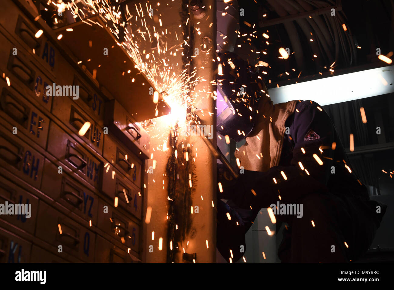 180326-N-RY670-002 OCÉANO PACÍFICO (26 de marzo, 2018) Casco técnico de mantenimiento 3ª Zachary C. Yenco utiliza un cortador por plasma para cortar el marco de una puerta en la clase de avispa buque de asalto anfibio USS Essex (LHD 2) durante un escuadrón anfibio y unidad expedicionaria de los infantes de marina (MEU) integración (PMINT) Ejercicio. Es un entrenamiento PMINT evolución entre Essex Amphibious Ready Group y 13ª MEU, que permite que los Infantes de Marina y soldados para entrenar como una unidad cohesiva, en preparación para su próximo despliegue. (Ee.Uu. Navy photo by Mass Communication Specialist Marinero Jacob Owen/liberado) Foto de stock