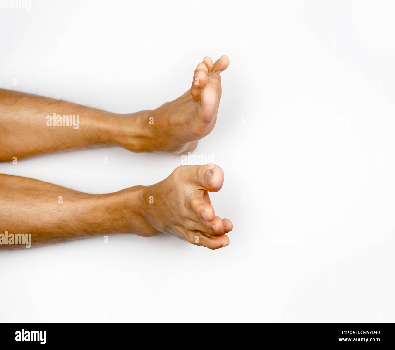 Los músculos de la pantorrilla calambre de pies sobre fondo blanco  Fotografía de stock - Alamy