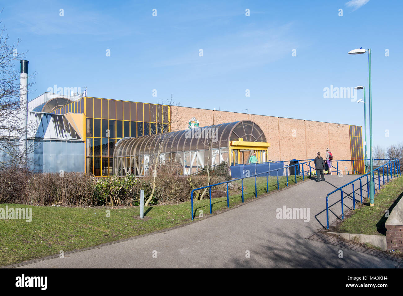 Ruta de acceso a una entrada principal del templo Park complejo deportivo en South Shields, South Tyneside, Inglaterra. Foto de stock