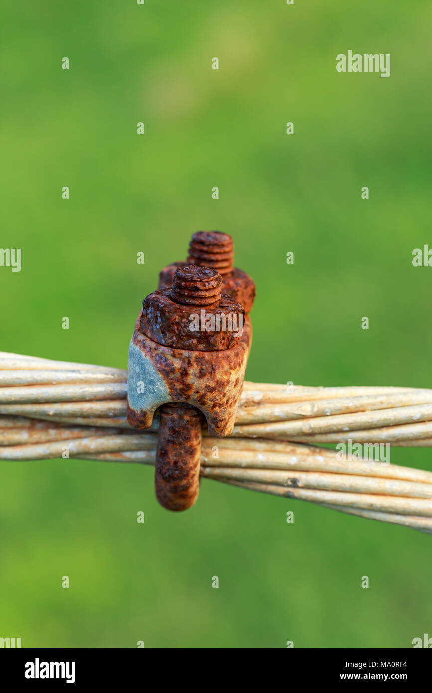 Rusty eslingas atados juntos con anillo en el fondo de la naturaleza Foto de stock