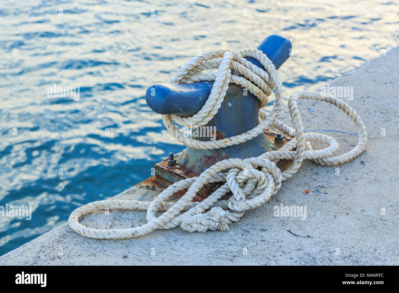 Cuerda de amarres en el puerto en el fondo de la naturaleza Foto de stock