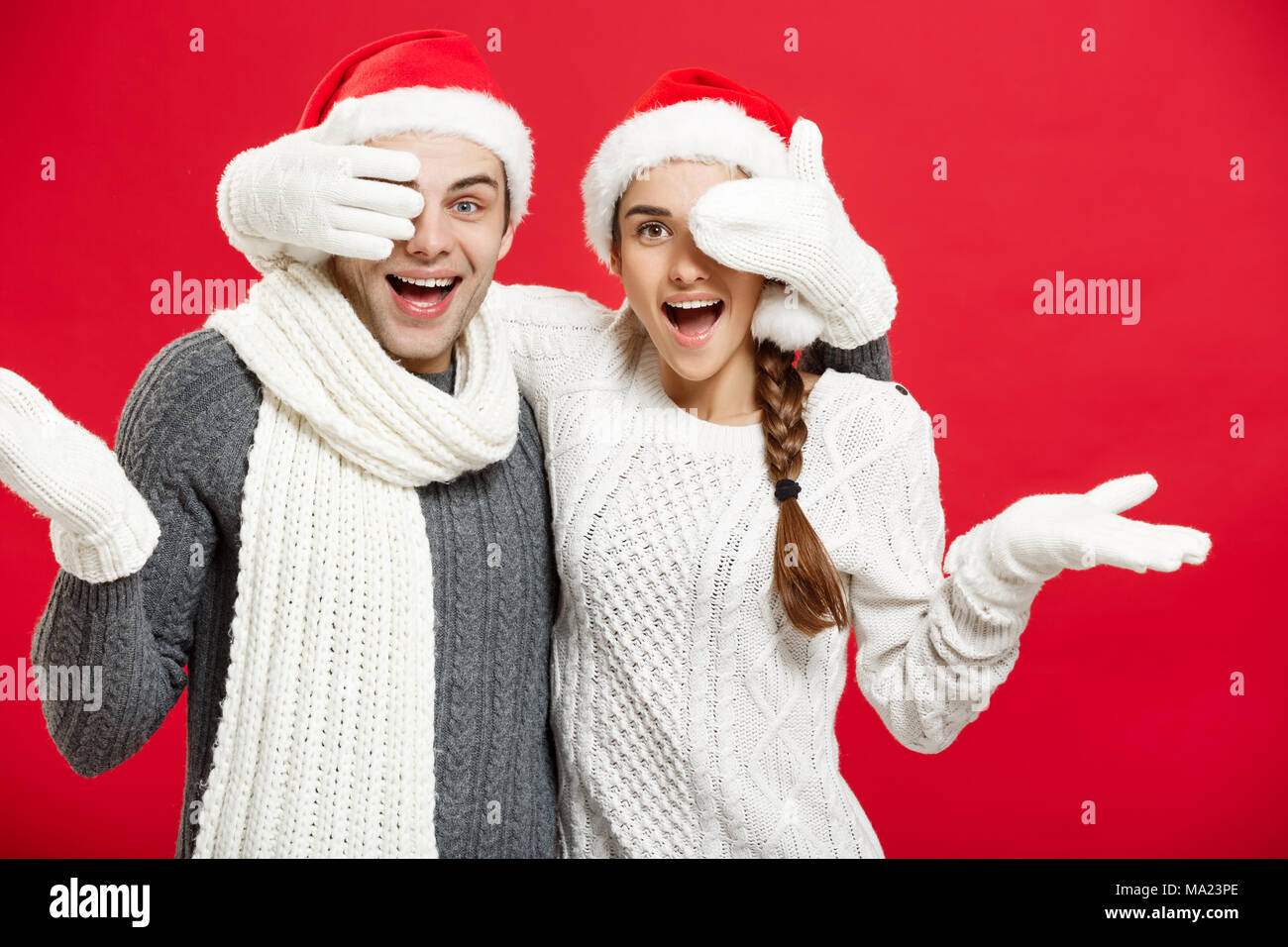 Concepto de Navidad - Joven feliz pareja elegante en ropa de invierno  cerrar los ojos cada otros celebrando en el día de Navidad Fotografía de  stock - Alamy