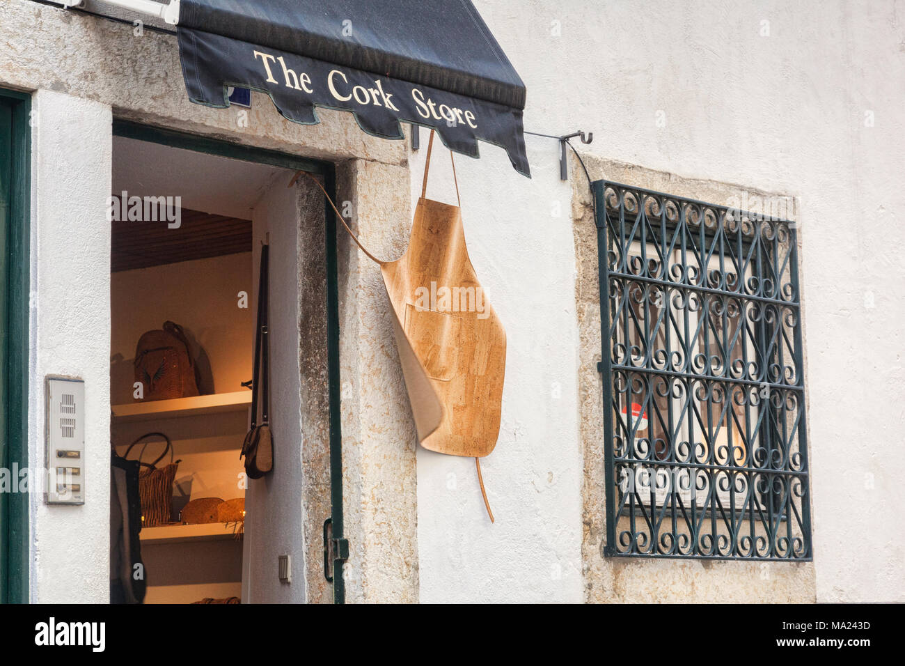 El 1 de marzo de 2018: Lisboa, Portugal - El almacén de corcho, con un delantal de corcho colgando fuera. Artículos de corcho son grandes recuerdos de Portugal, suelen hacerse individua Foto de stock