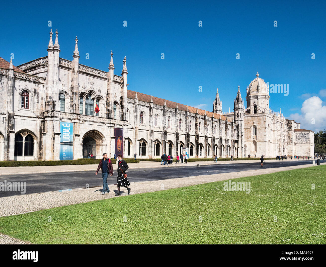 5 de marzo de 2018: Lisboa, Portugal - Turistas disfrutando del sol de primavera temprana en el monasterio de los Jeronimos, Belem. Foto de stock