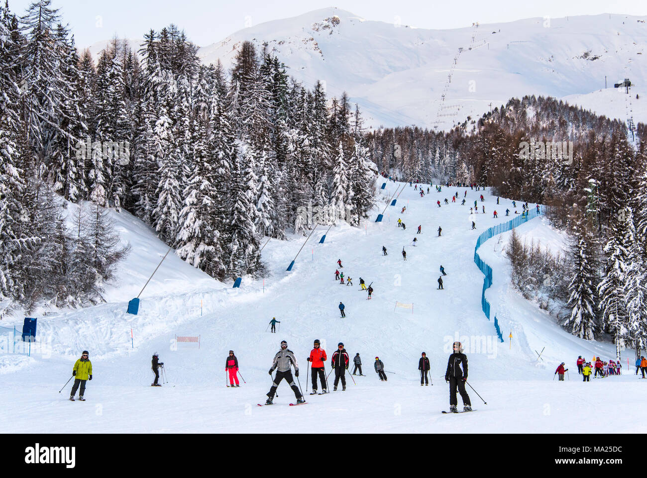 Una pista de esquí en la estación de esquí de Pila, Valle de Aosta, Italia  Fotografía de stock - Alamy