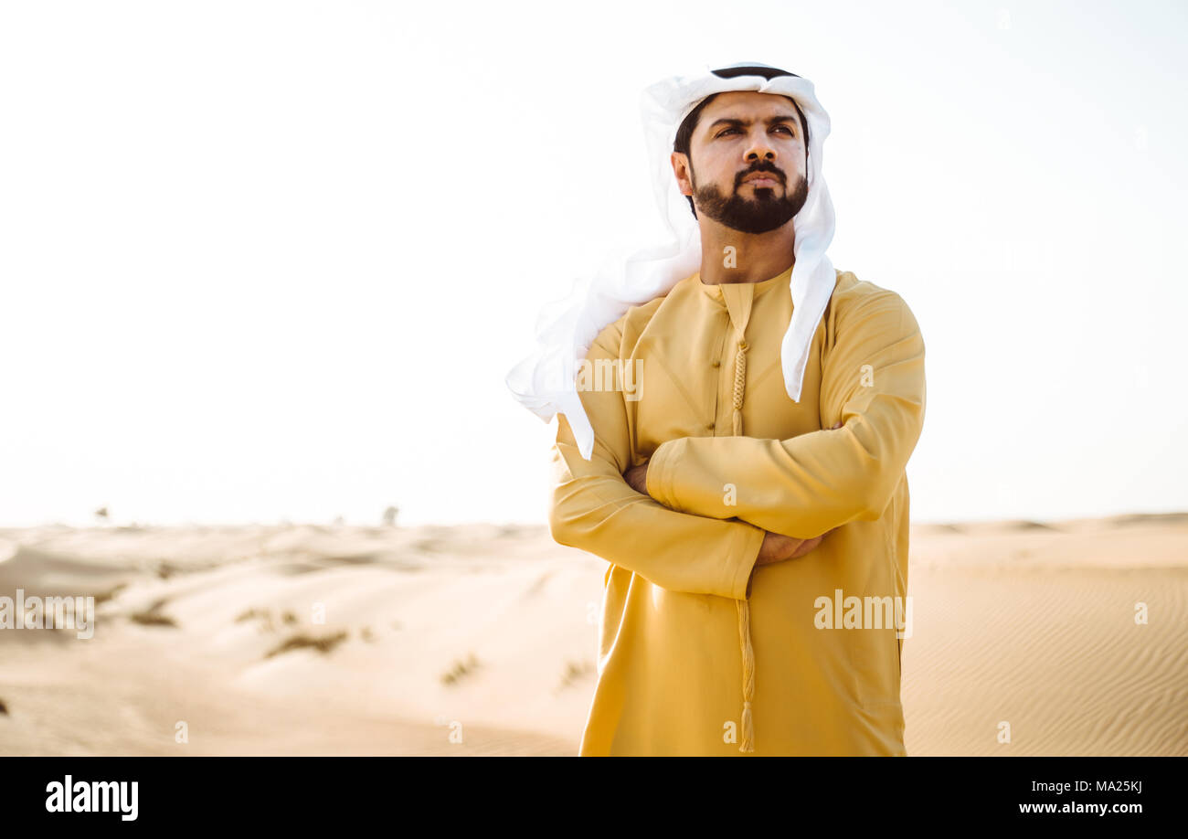 Hombre vestido con ropa tradicional de los EAU de pasar tiempo en el  desierto Fotografía de stock - Alamy