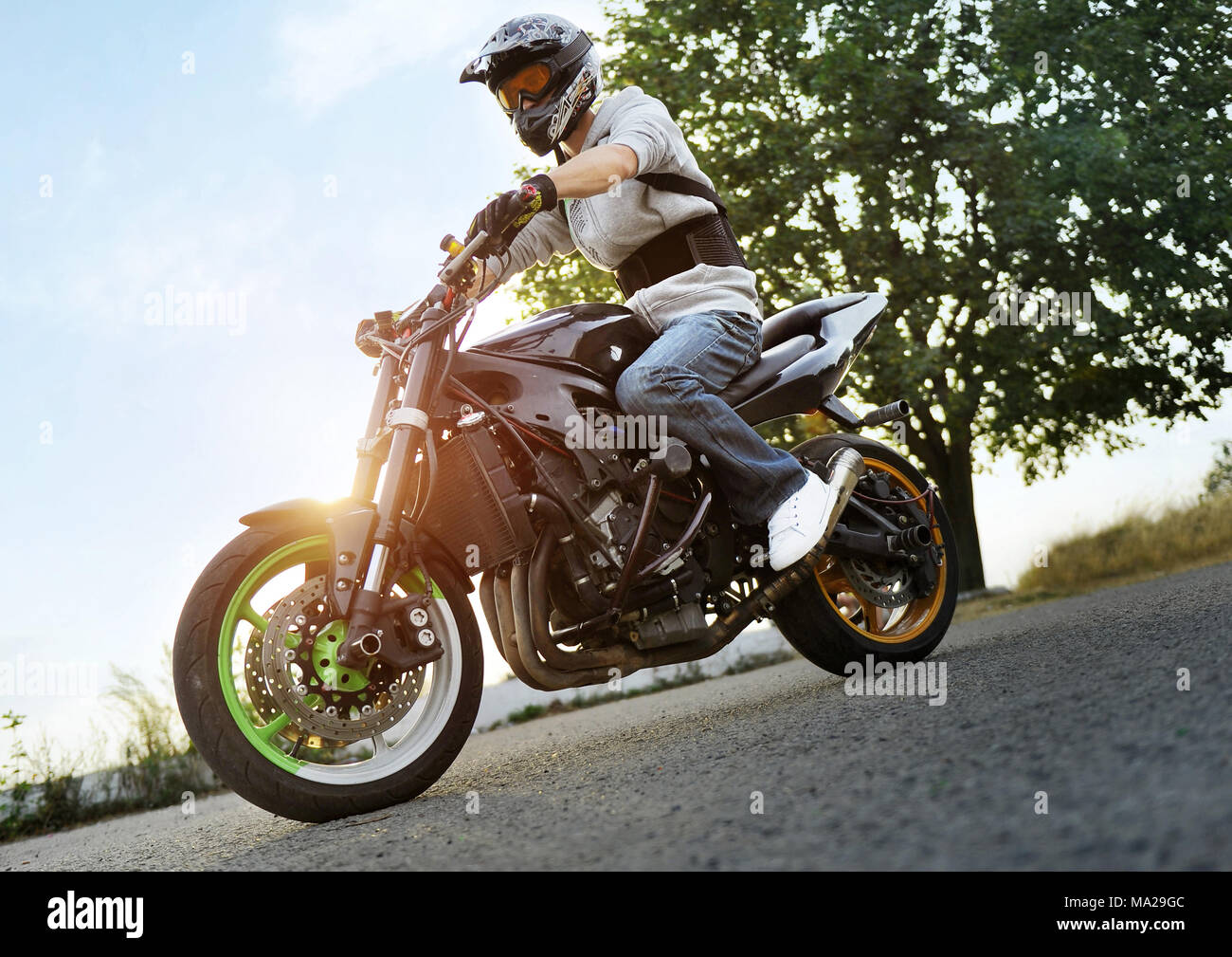 Ivano Frankivsk Ucrania 28 De Agosto De 2015 Fotos De Biker Esta Planteando Sentado En Su