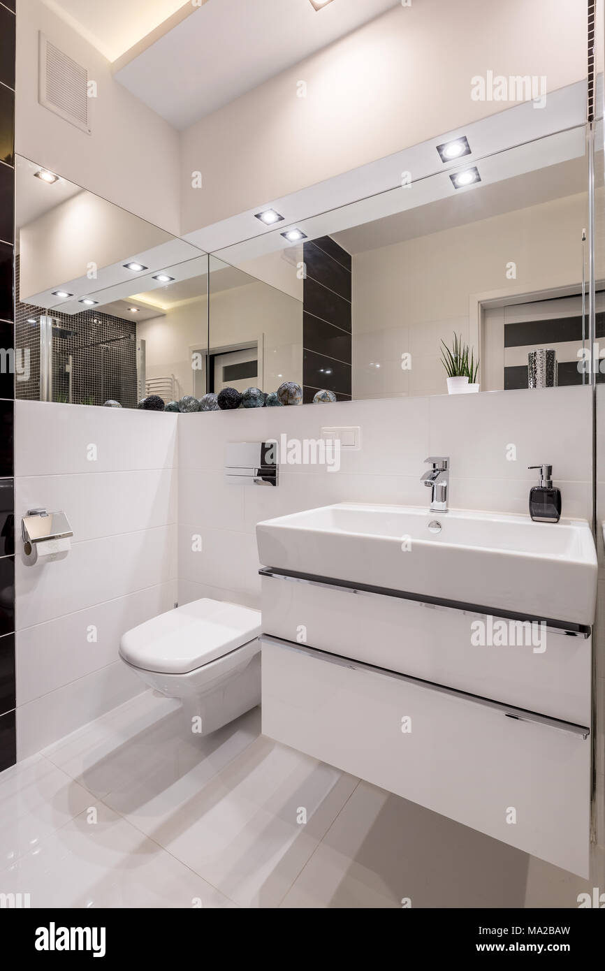 Blanco, espejos de baño con lavabo, inodoro y armario de iluminación