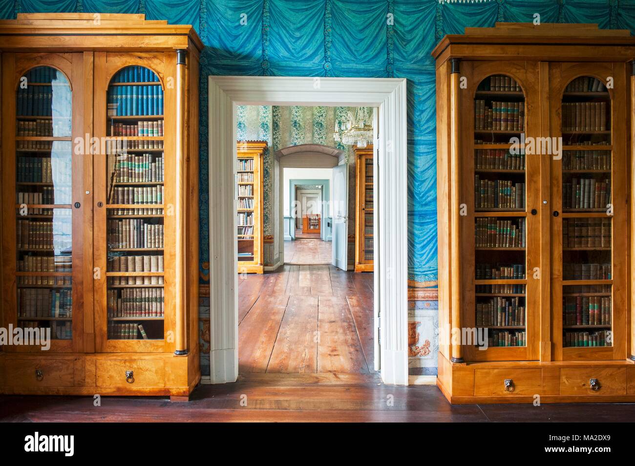 La biblioteca en Schloss Corvey - Libro de Biedermeier archivadores contra muros pintados Foto de stock