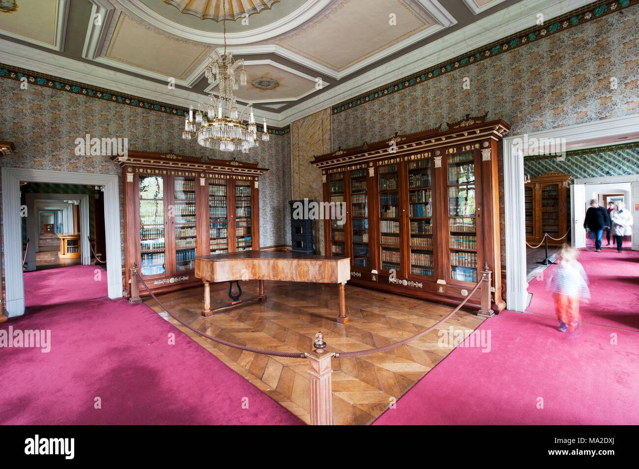 La biblioteca de Corvey - un clavecín y armarios antiguos con intarsia acordonado en una sección de corte con parquet de espiga, para visitantes a d Foto de stock