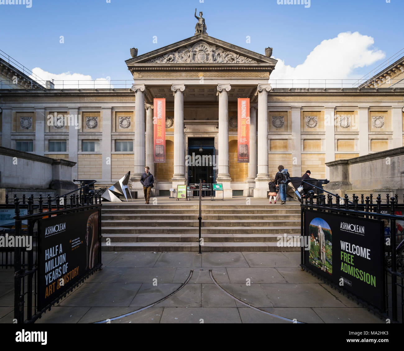Oxford. Inglaterra. El Ashmolean Museum, entrada principal exterior. Greek Revival fachada y pórtico con Charles Robert Cockerell construido en 1845. Foto de stock