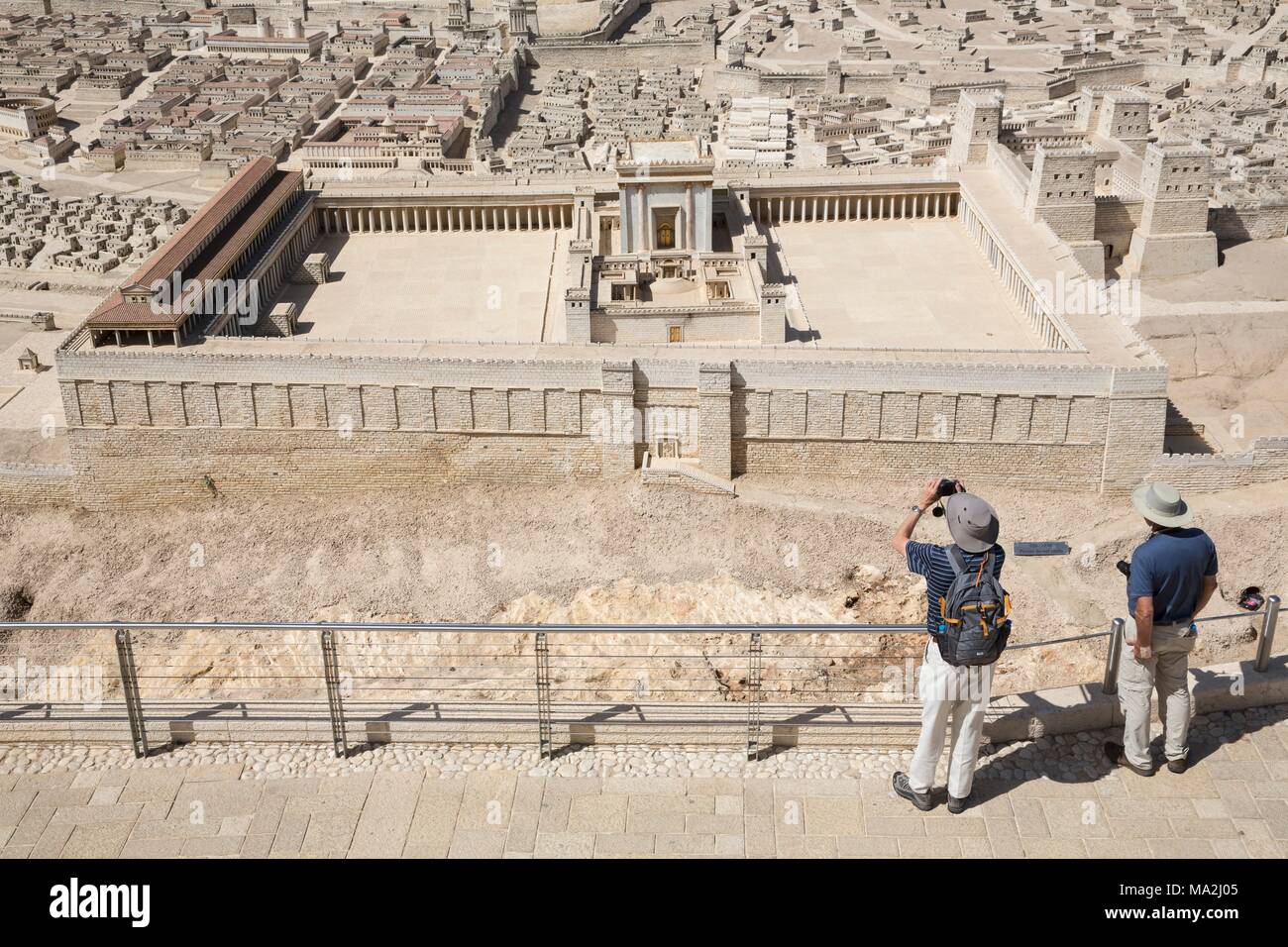 Dos turistas en el Instituto del Templo, en Jerusalén, Israel Foto de stock