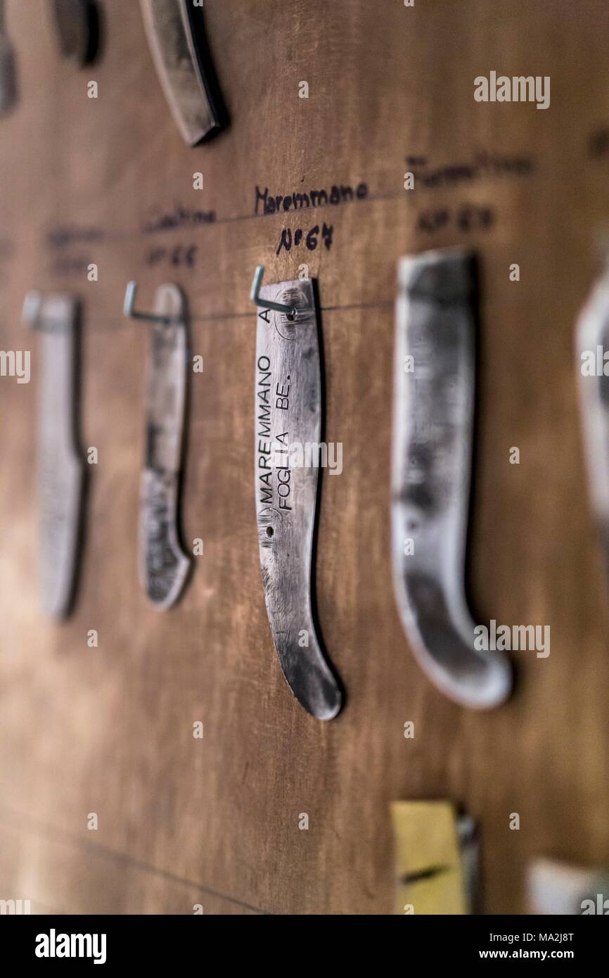 Plantillas para mangos de cuchillos en ganchos Fotografía de stock - Alamy
