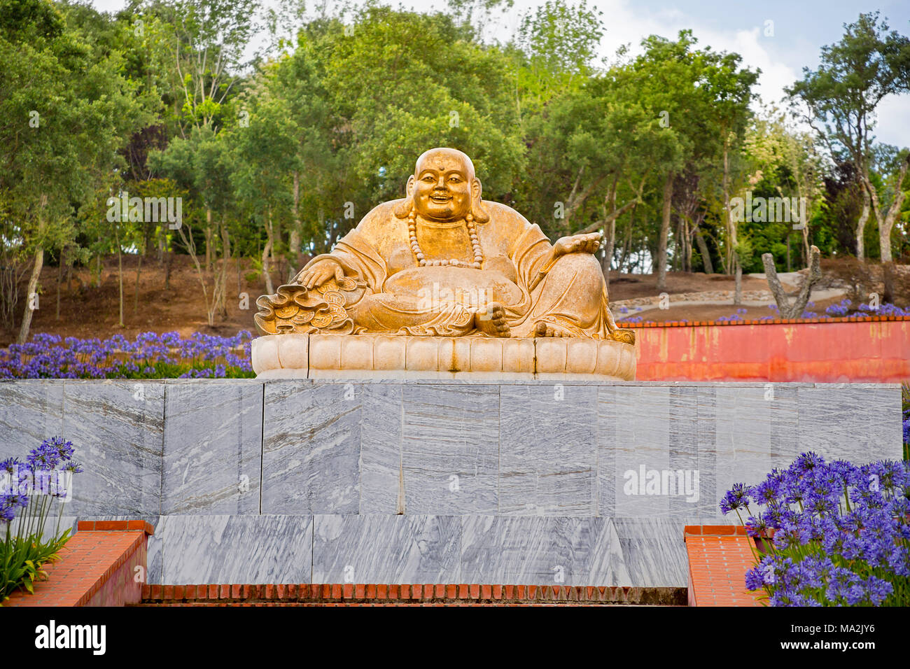 Una de las muchas estatuas de Buda en el jardín de Edén de Buda, que consta de 35 hectáreas (86 acres) de los campos naturales, lagos, jardines de una hora Foto de stock