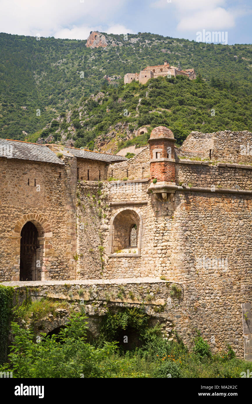 Fortificaciones diseñado por el marqués de Vauban en Villefranche-de-Conflent, Departamento de Pirineos Orientales, Languedoc-Rosellón, Francia. 12 gr Foto de stock
