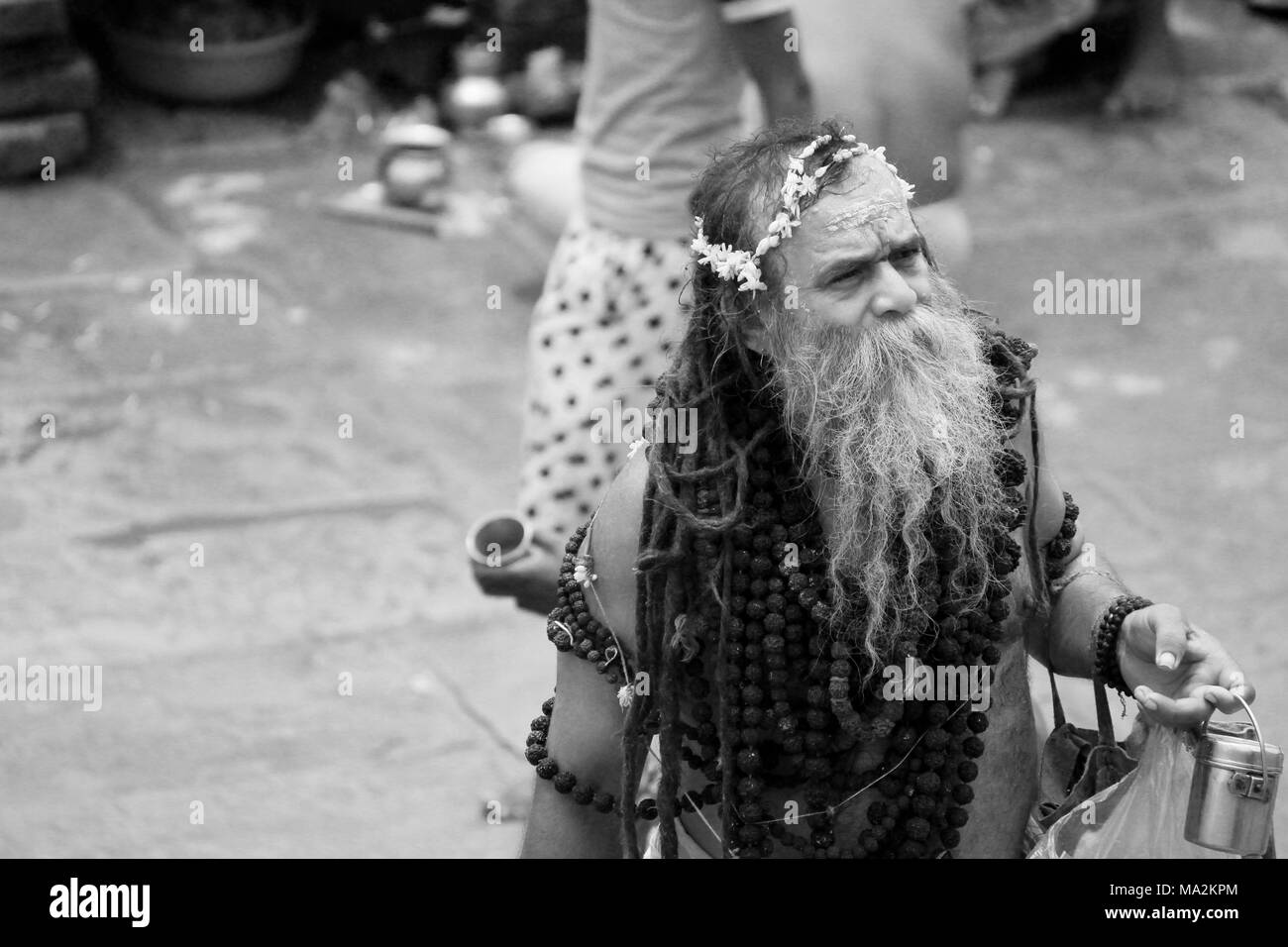 Un hombre de origen indio haciendo ceremonias tradicionales Foto de stock