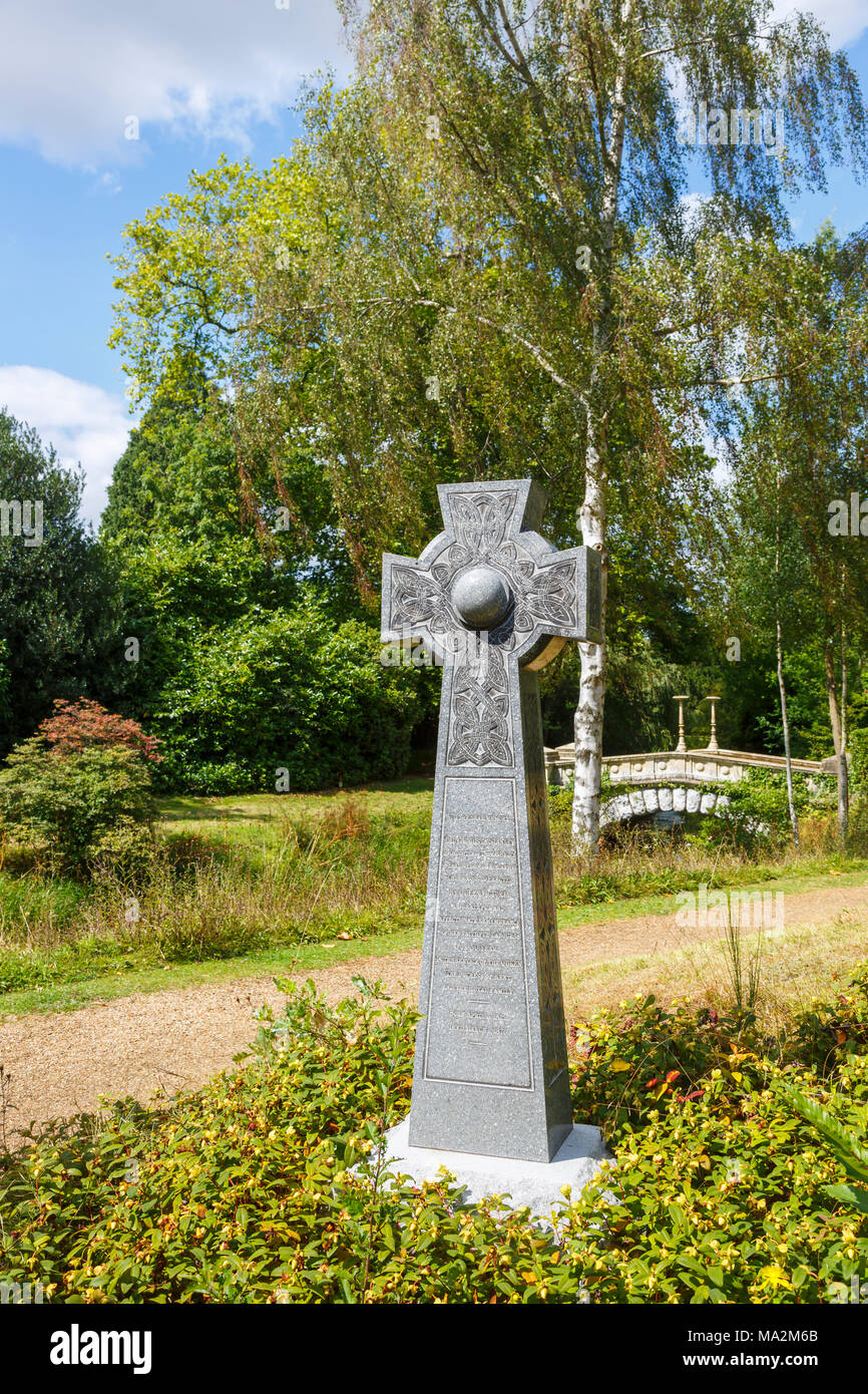 Cruz de piedra de estilo celta Memorial a Lady Augusta Stanley, dama de honor a la Reina Victoria, en el recinto de thh Frogmore Estate, Windsor, REINO UNIDO Foto de stock