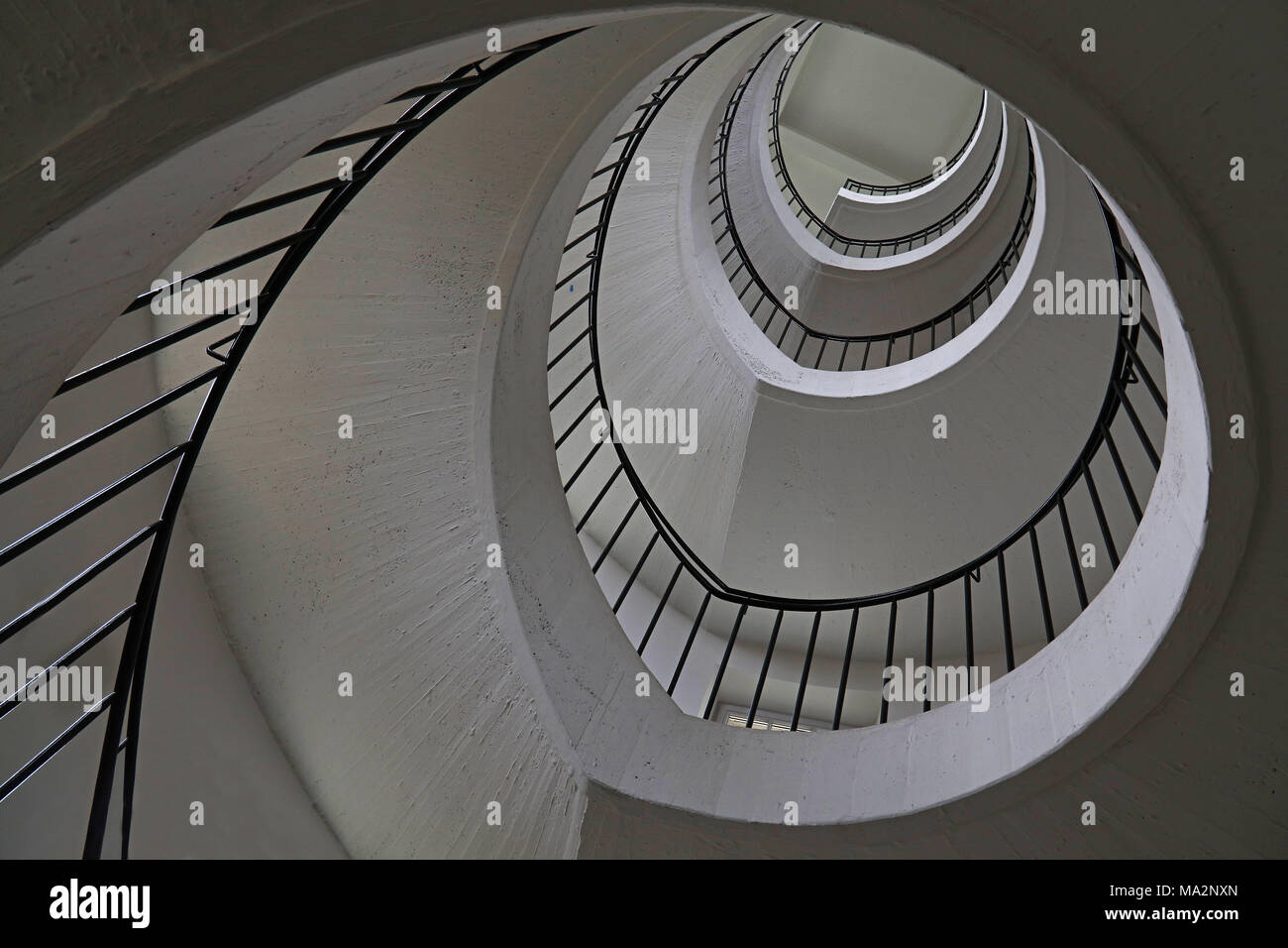 Escalera de caracol con forma curva decreciente perspectiva, vista de ángulo bajo Foto de stock