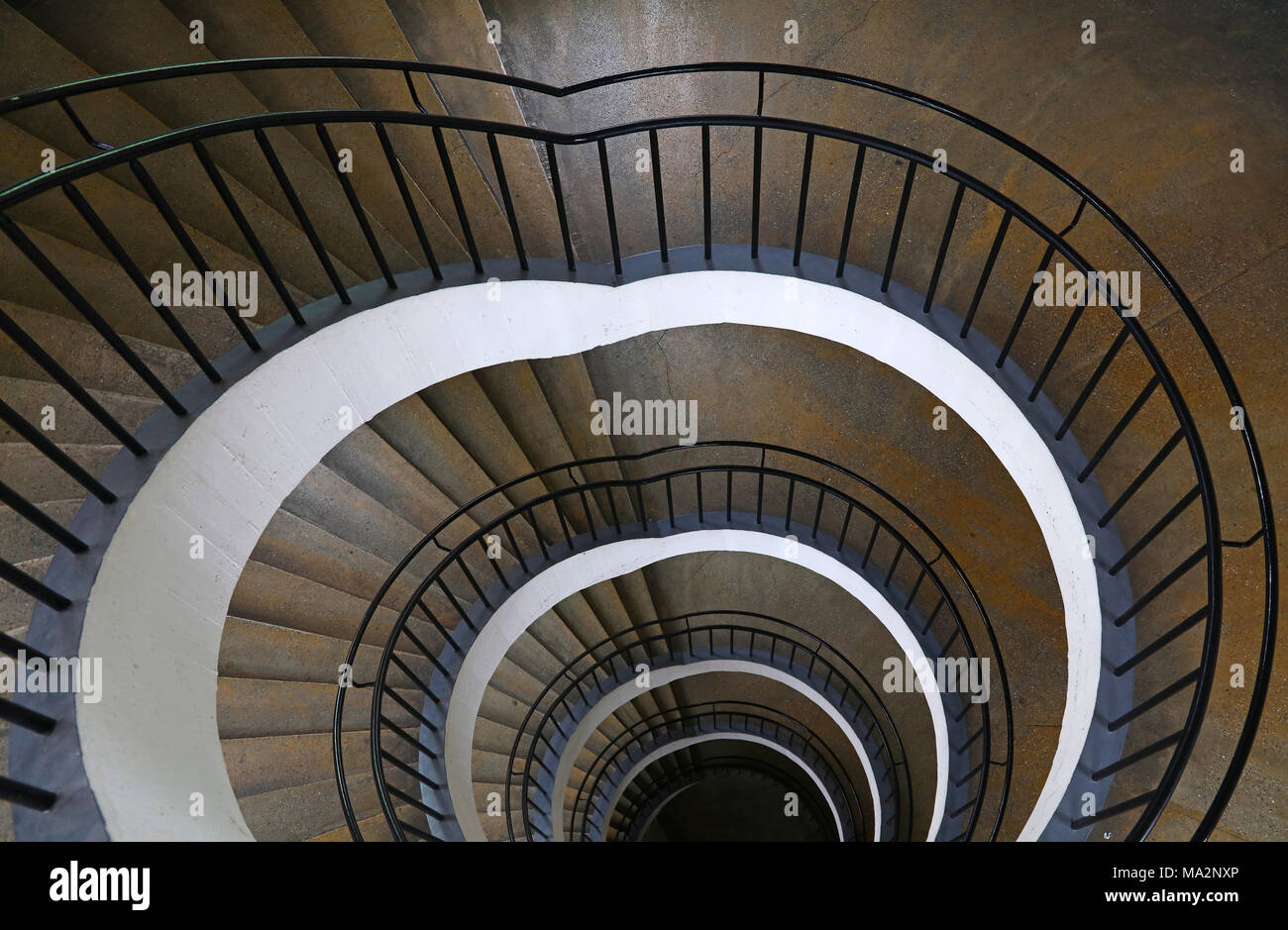 Escalera de caracol con forma curva decreciente perspectiva, un alto ángulo de visualización Foto de stock