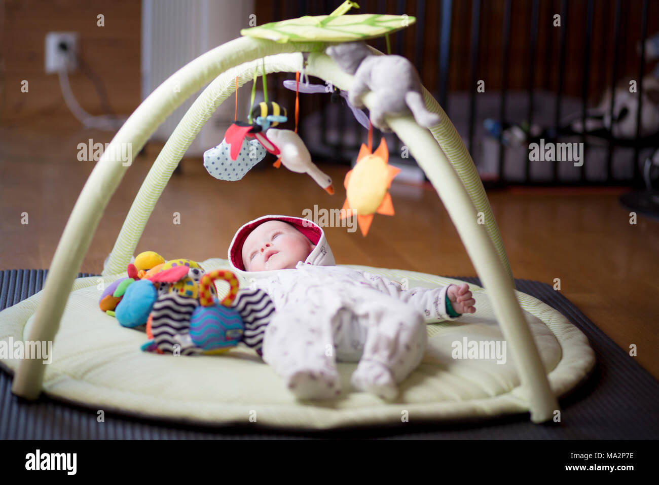Bebe Jugando En La Alfombrilla Con Gimnasio Mobile Arriba Fotografia De Stock Alamy