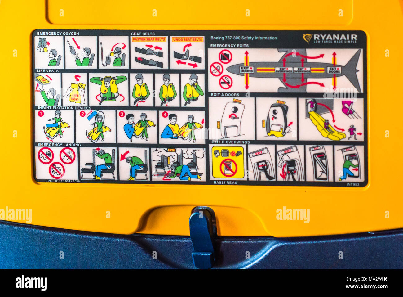 Ryanair Avioneta Avioneta tarjeta de información de seguridad impreso en la  parte posterior del asiento Fotografía de stock - Alamy