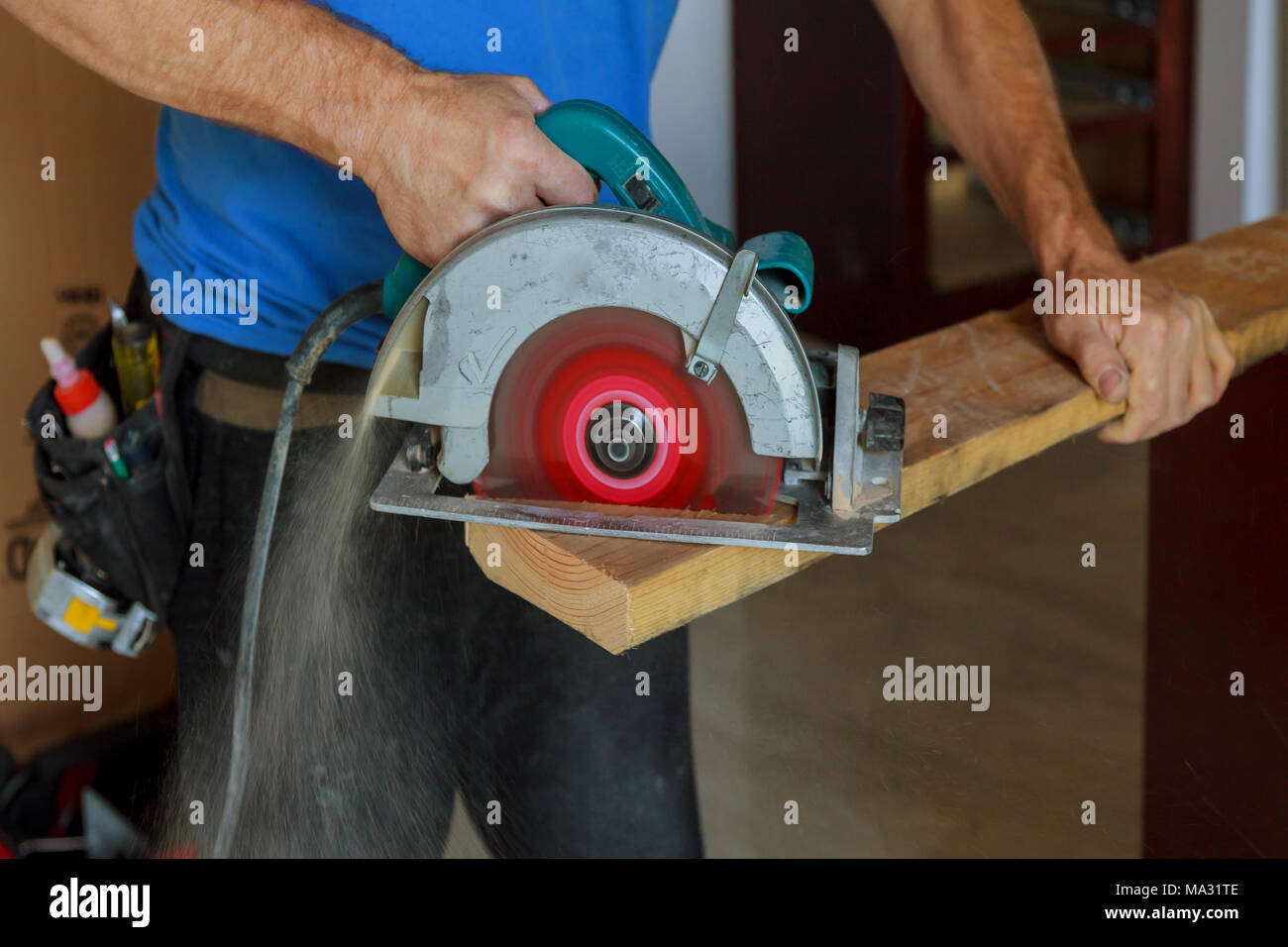Mesa de corte de madera con sierra circular eléctrica carpintero  profesional en tablero de madera de corte uniforme en la fabricación de  carpintería de aserradero máquina de aserrar