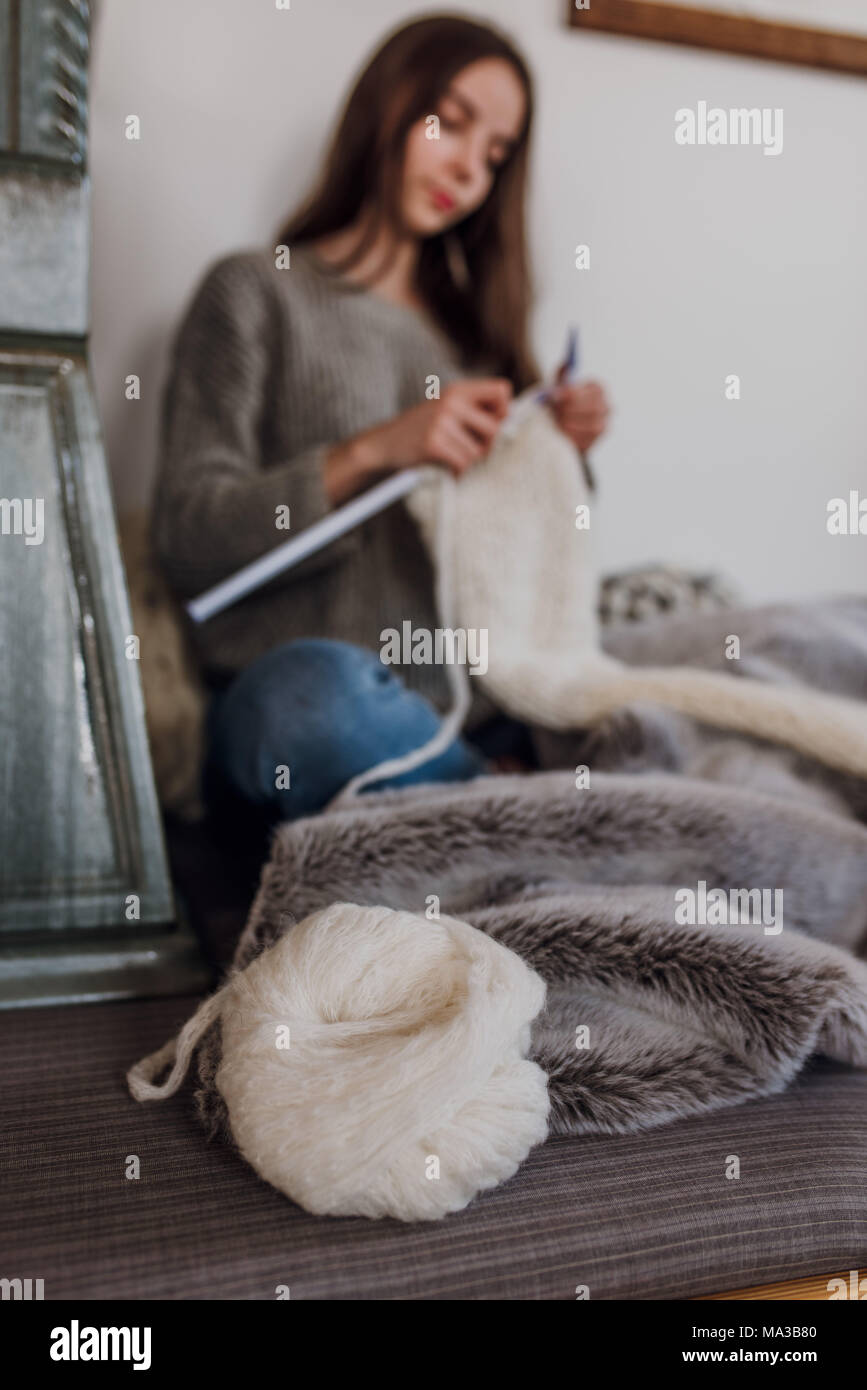 Mujer joven knits,bola de lana,blur, Foto de stock