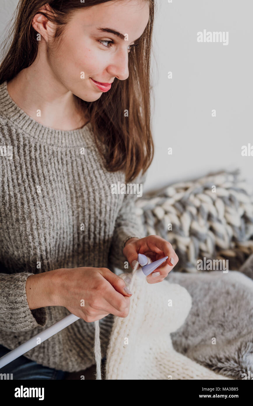 Mujer joven knits,media,retrato recortado Foto de stock