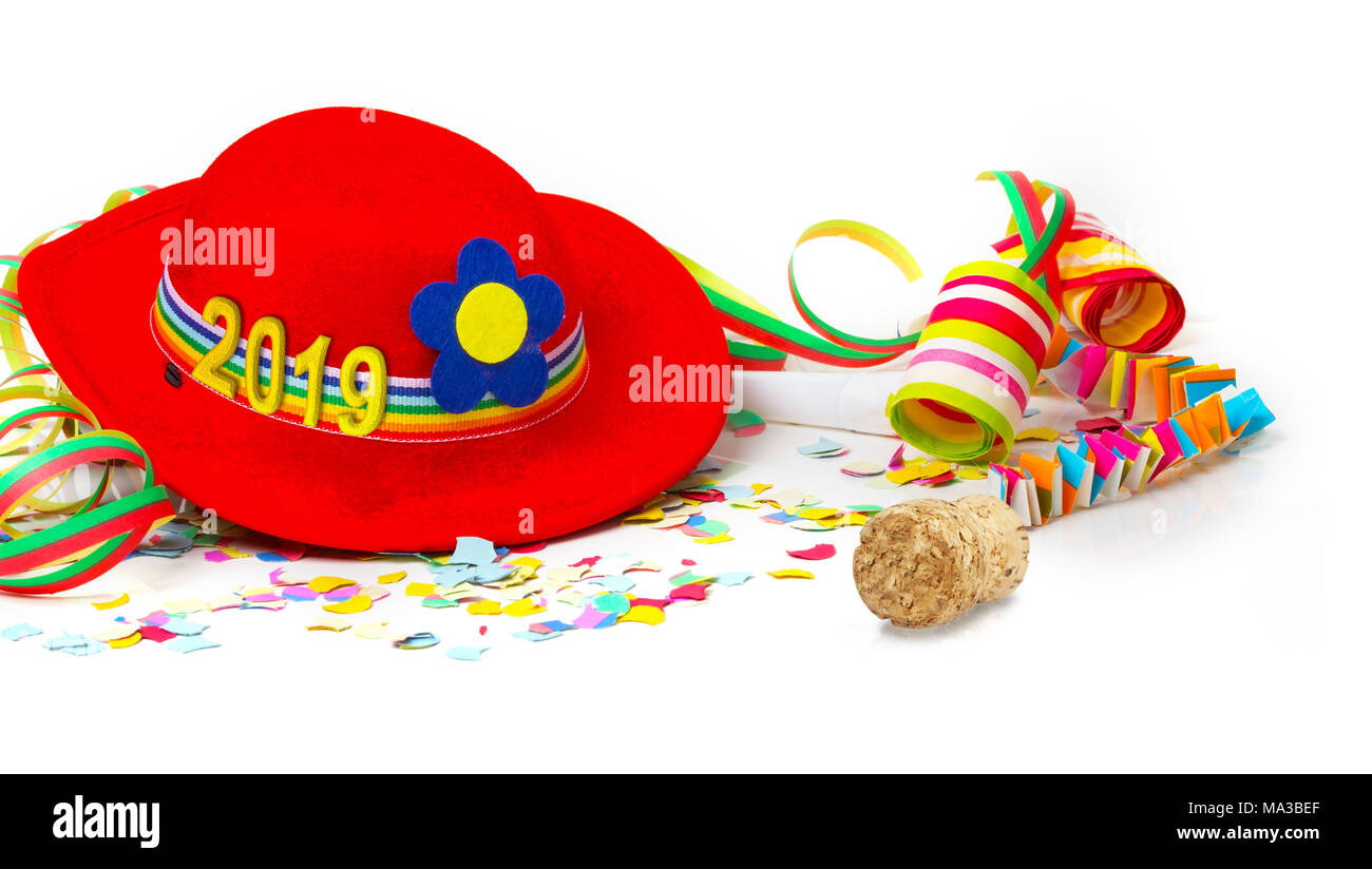 Sombrero con el año 2019, la decoración con streamer, confeti y champán corchos en la víspera de Año Nuevo Foto de stock