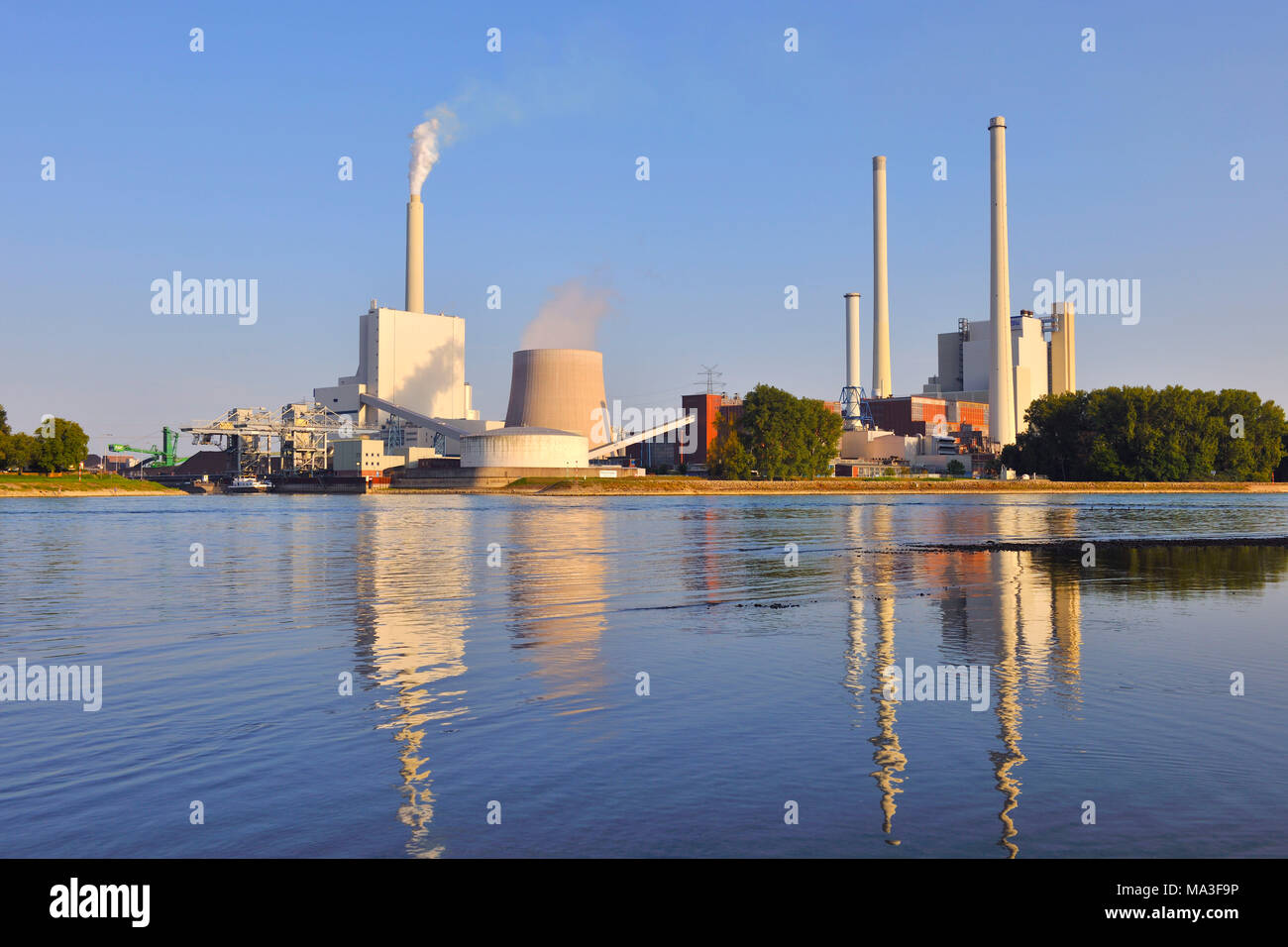 Alemania, Baden-Wurttemberg, Karlsruhe, planta de energía de vapor, proveedor de gas y electricidad EnBW Foto de stock