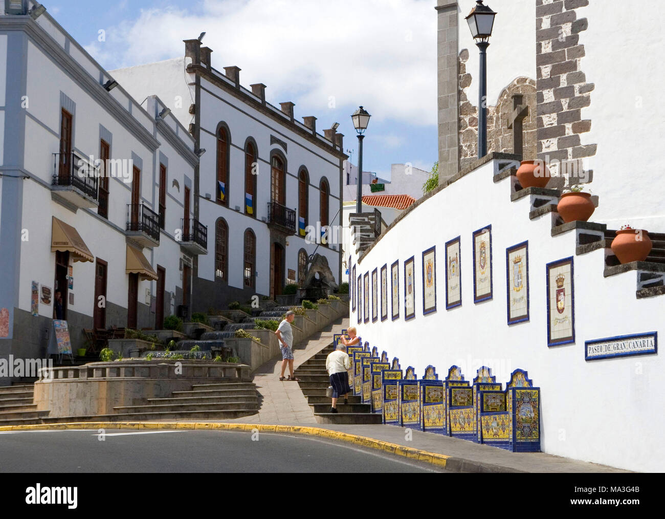 Firgas, Paseo de Gran Canaria, fundada en 1995 por artistas españoles. La parte inferior muestra los bancos con elaborados mosaicos que representan 21 parroquias de la isla. La parte superior representa las siete Islas Canarias. Foto de stock