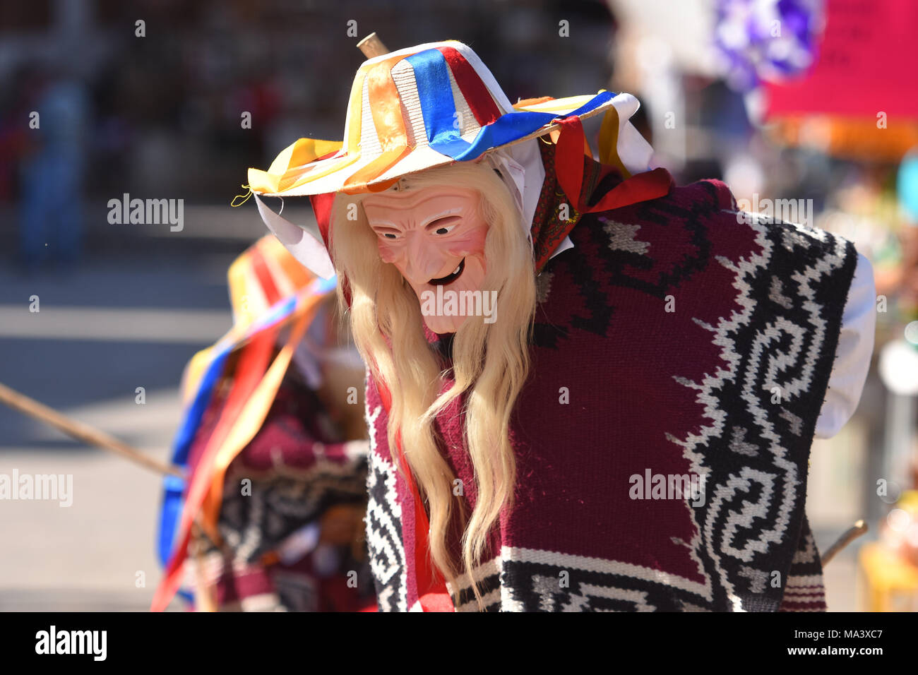 Marzo 29 2018 Patzcuaro Michoacan Mexico Una Bailarina Con Una Mascara Y Un Traje Tradicional Visto Realizar Danza De Los Viejitos Baile De El Viejo En El Lago De Janitzio