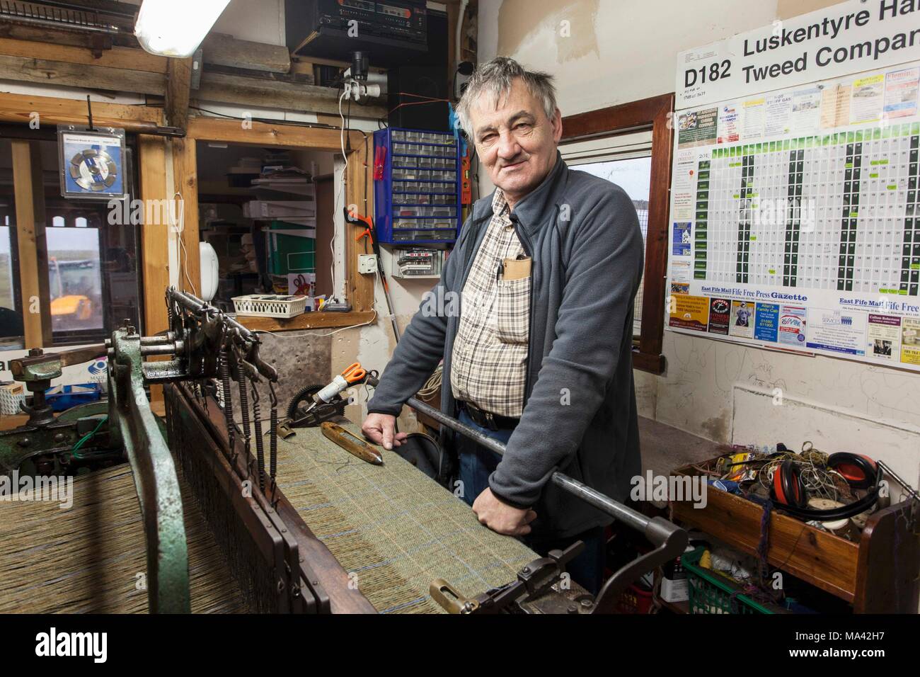 El tejedor Donald John Mackay en su telar en Luskentire en la isla de Harris en Escocia Foto de stock