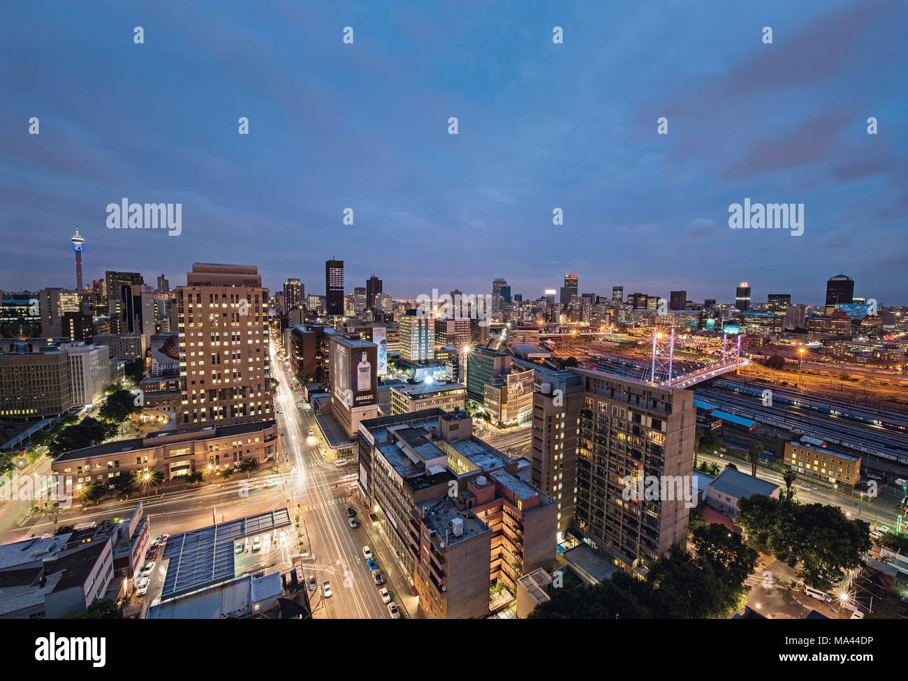 Por la noche de Johannesburgo con el puente Nelson Mandela, Sudáfrica Foto de stock