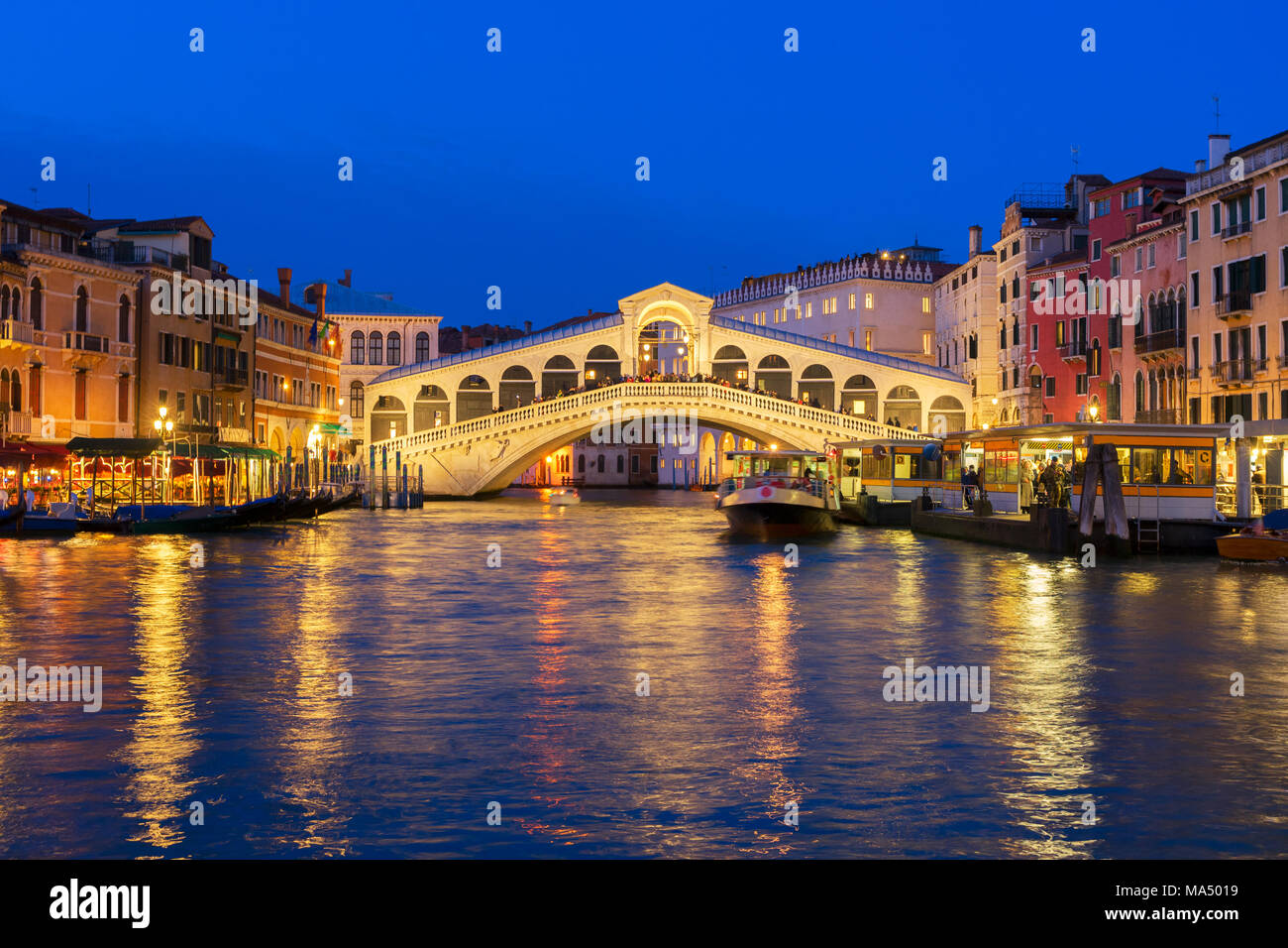 El puente de Rialto, Venecia, Italia Foto de stock