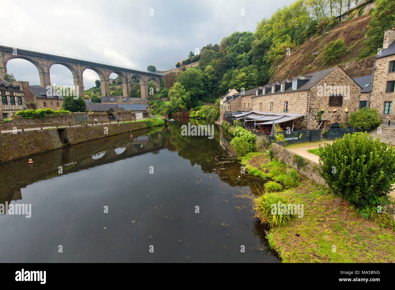 Viaducto sobre la Rance en Dinan Foto de stock